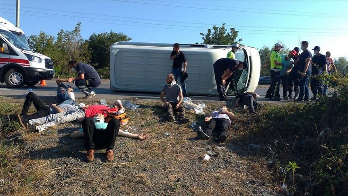 Samsun'da servis minibüsü devrildi: 16 yaralı