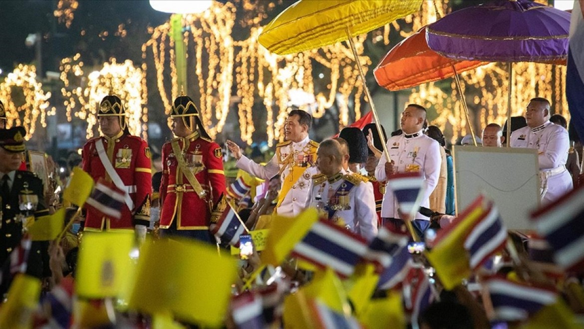 Tayland Kralı Vajiralongkorn babasının doğum günü anısına tören düzenledi