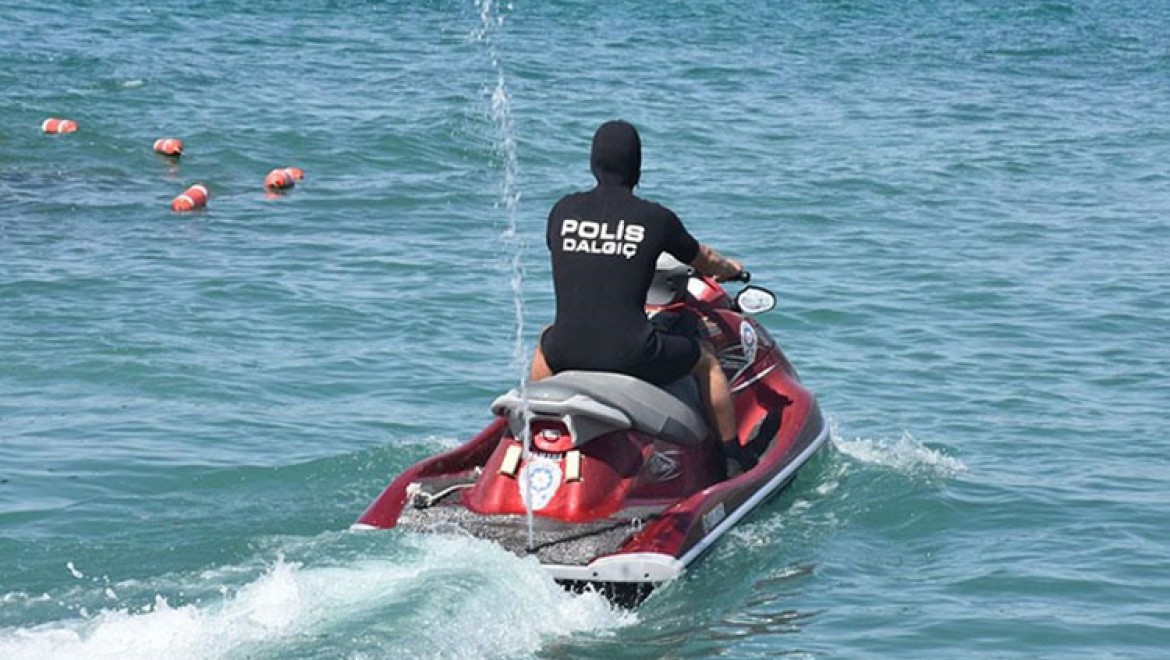 Deniz polisleri "Van Denizi"nde boğulmaları önlemek için devriye atıyor