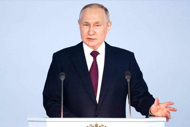 Putin adaylığını ilan etti