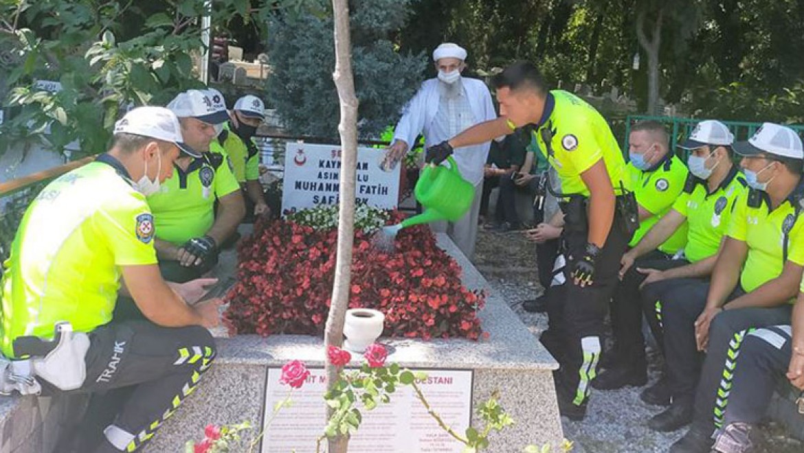 Polislerden şehit kaymakam Safitürk ve 15 Temmuz şehidi Gökbayrak'ın mezarlarına ziyaret