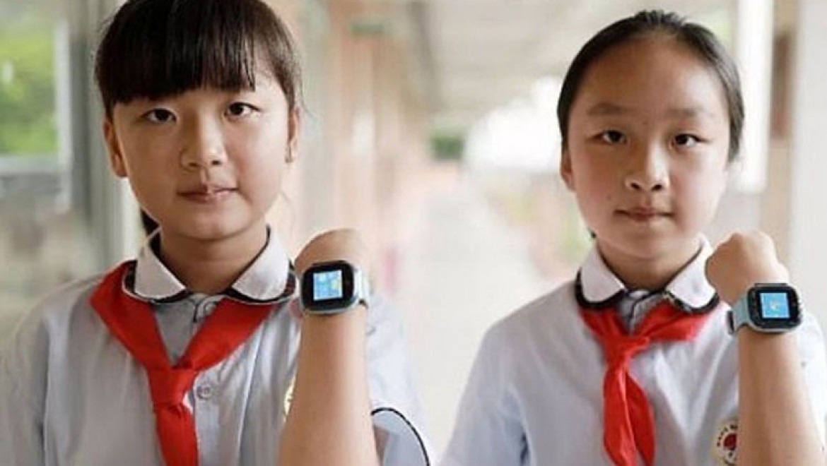 Çin çocuklara ücretsiz akıllı saat dağıtmaya başladı