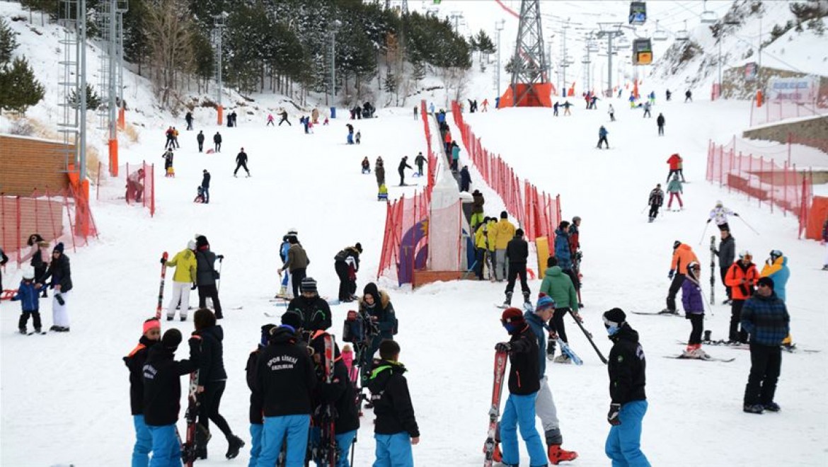 Kayakseverler Palandöken'de yoğunluk oluşturdu