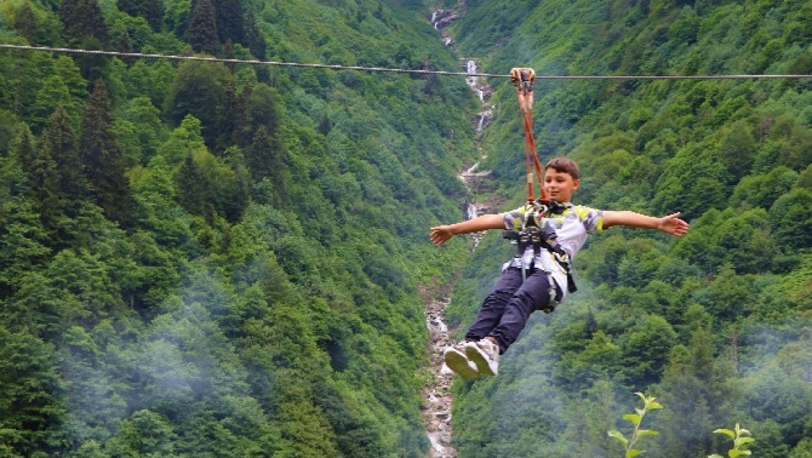 Ayder Yaylası'na gelen tatilciler zipline ile adrenalin dolu dakikalar yaşıyor