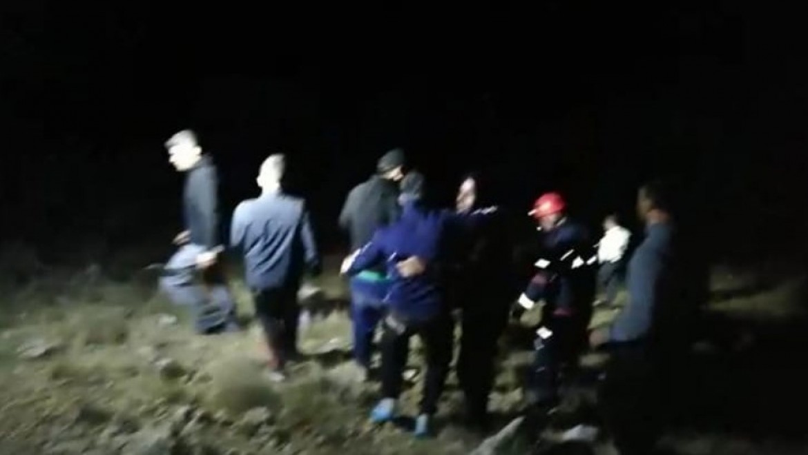 Kayalıklarda mahsur kalan 11 kişi, 5 saat sonra kurtarıldı