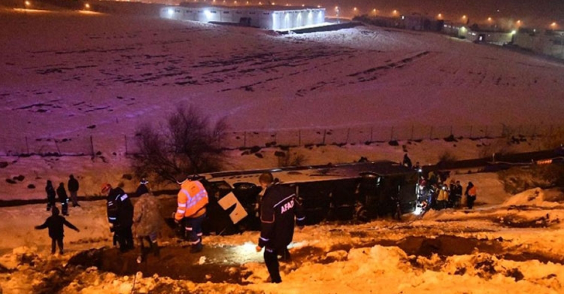 Gaziantep'te yolcu otobüsü şarampole devrildi
