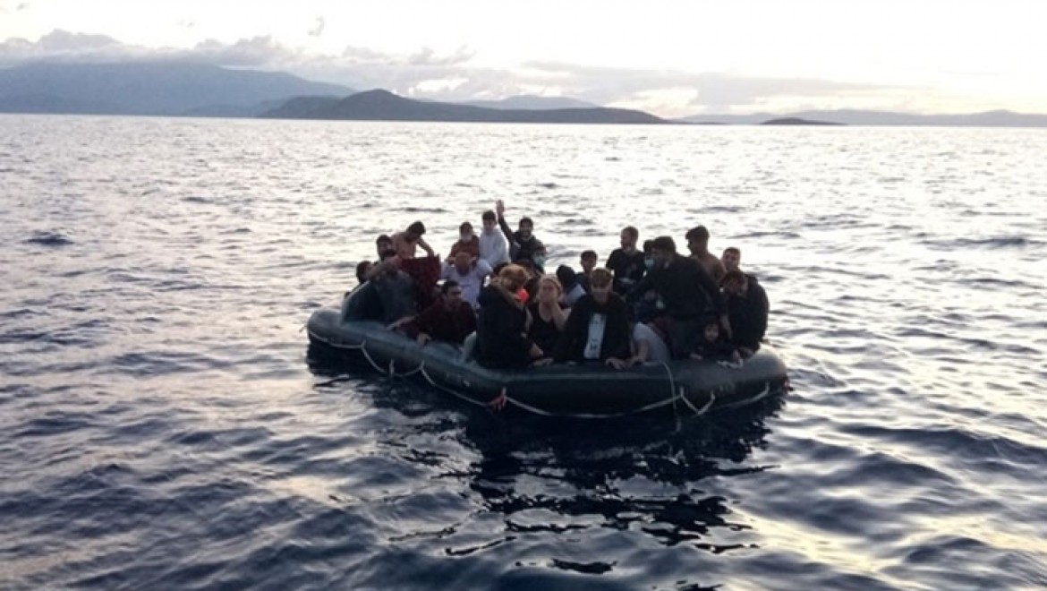İzmir açıklarında Türk kara sularına itilen 23 sığınmacı kurtarıldı