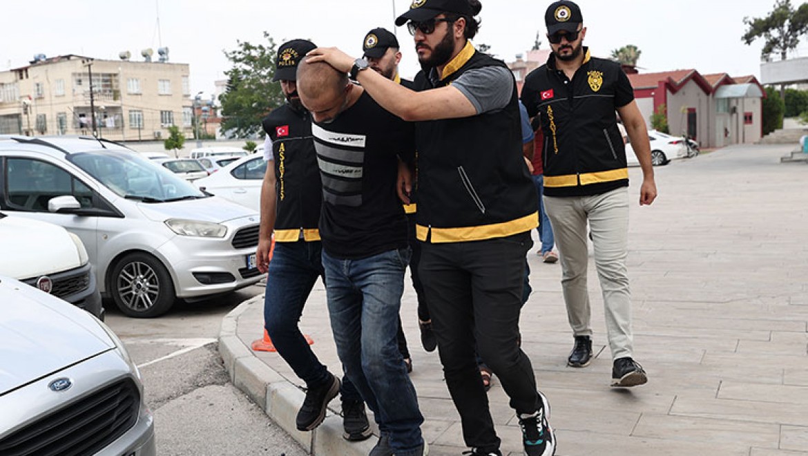 Adana'da baba ve oğlu darbedip paralarını gasbeden 2 zanlı tutuklandı