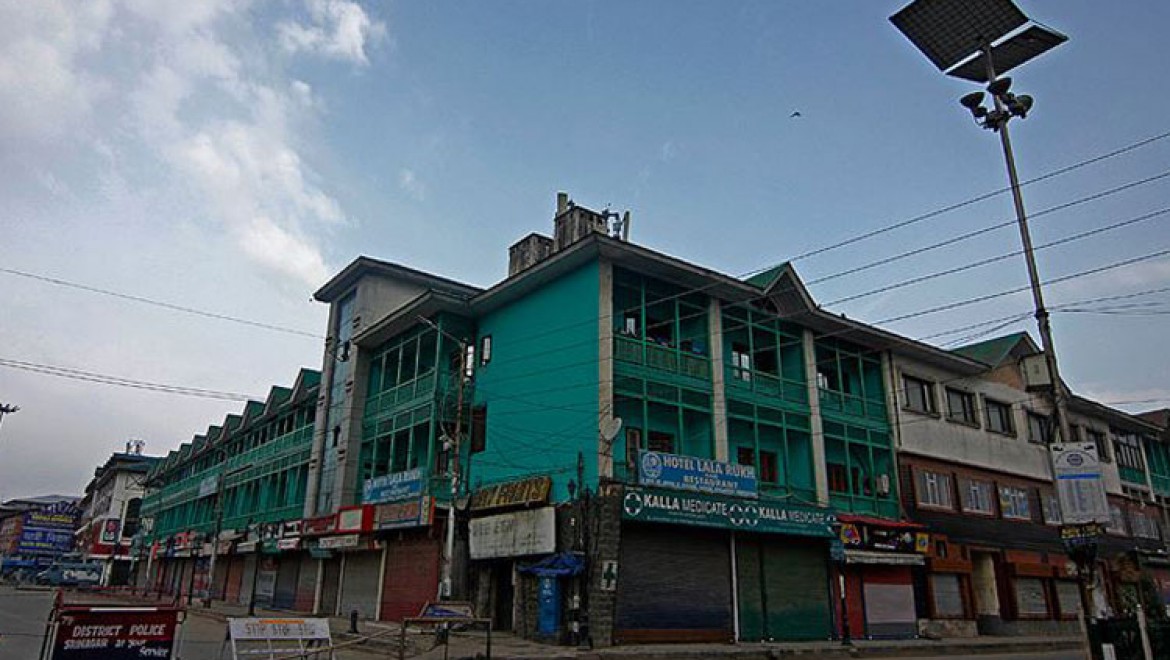 Cammu Keşmir'de kısıtlamalar sürüyor