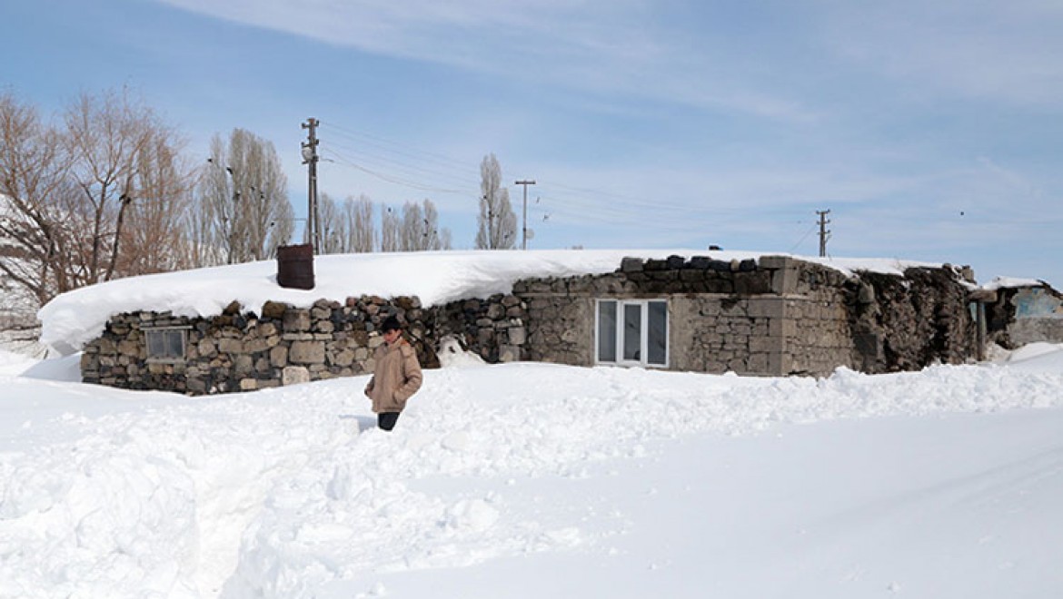 Evleri kara gömülen Erzurum kırsalındaki vatandaşların umudu ilkbahar güneşi
