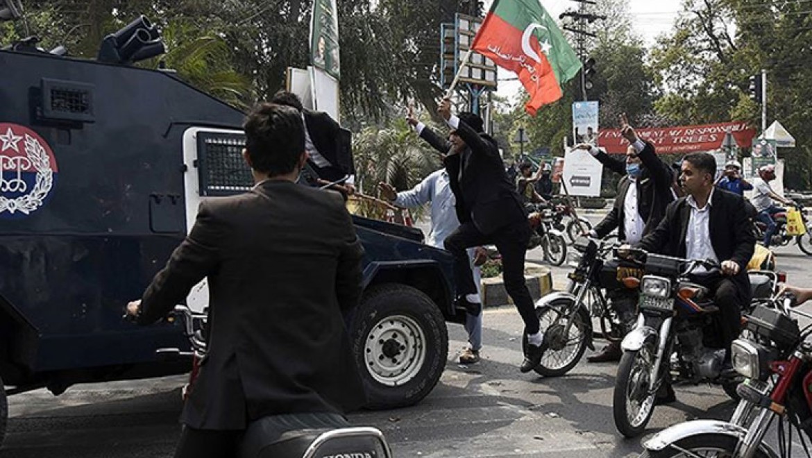 Pakistan'da mahkeme, İmran Han'a yönelik polis operasyonunu yarına kadar askıya aldı