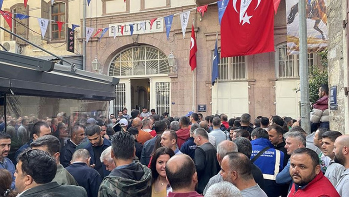 İzmir'de belediye iştiraki İZENERJİ çalışanları iş bıraktı