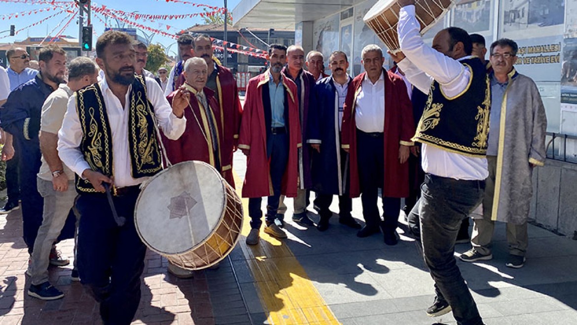 Kırşehir esnafı davul zurna ile Ahilik Haftası etkinliklerine davet edildi
