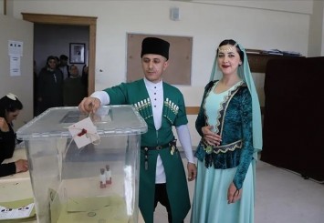 Kars'ta bir çift Kafkas kıyafetiyle oy kullandı