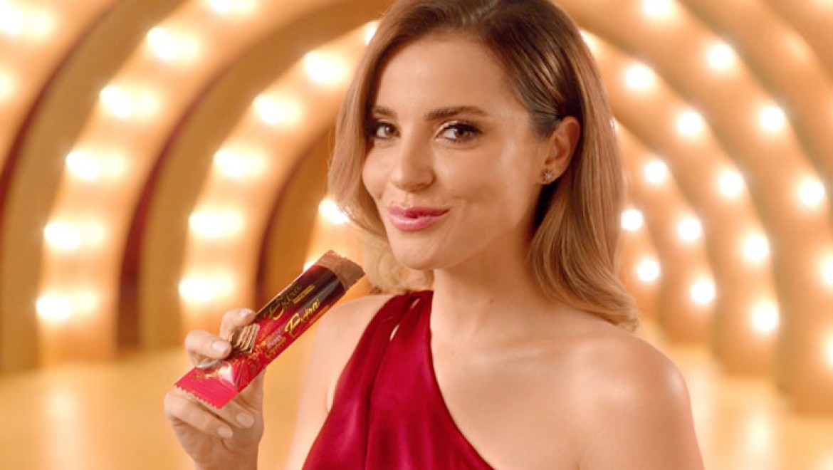 Ülker Çikolatalı Gofret Extra'nın  yeni reklam yüzü Ezgi Eyüboğlu oldu