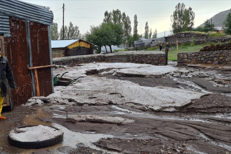Ardahan'da sağanak nedeniyle dereler taştı, bazı köylerde su baskınları yaşandıArdahan'da sağanak nedeniyle dereler taştı, bazı köylerde su baskınları yaşandı