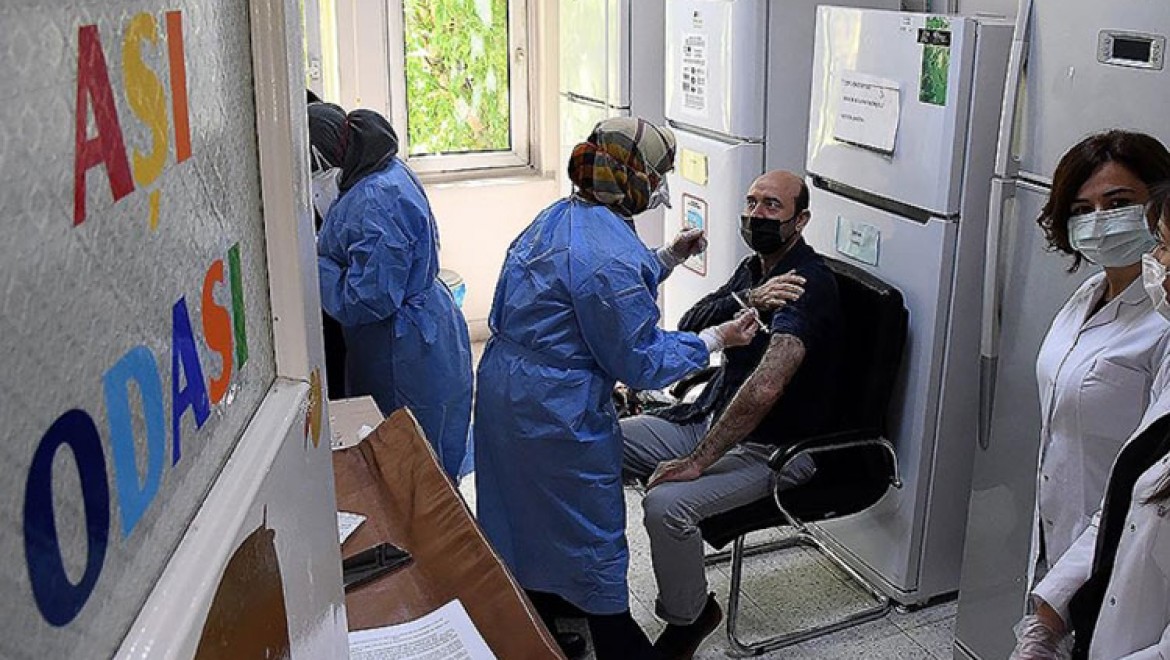 "Bugün 750 bin kişi Kovid-19 aşısı yaptırmak için randevu aldı"