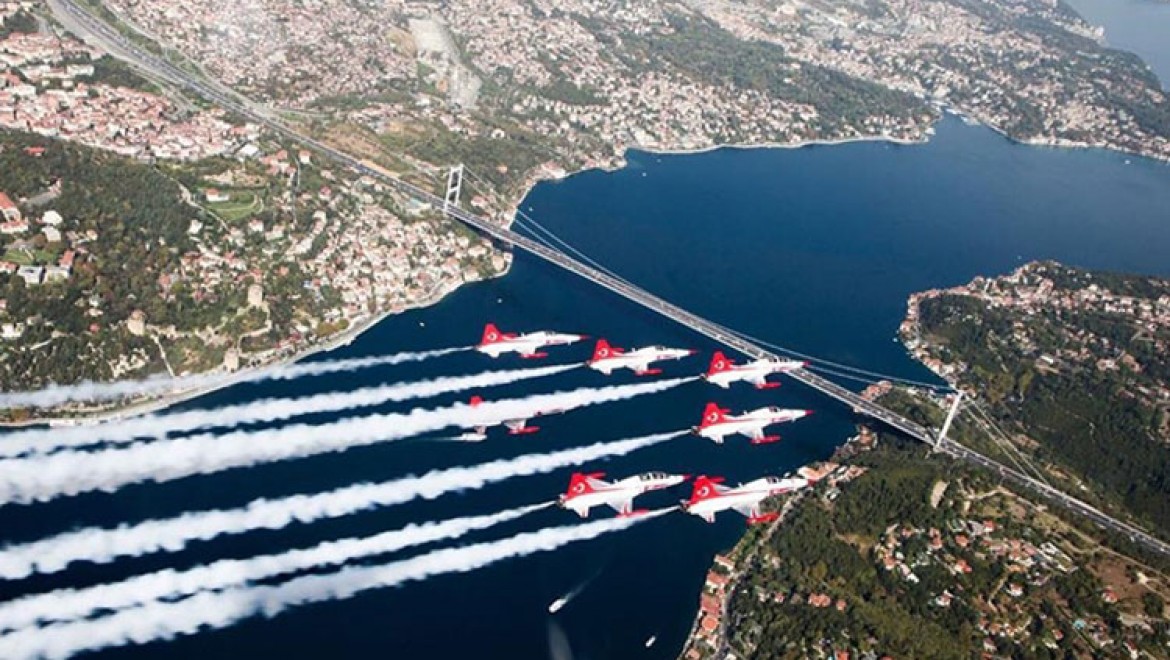 Türkiye ve Azerbaycan uçakları İstanbul Boğazı'nda selamlama uçuşu yaptı