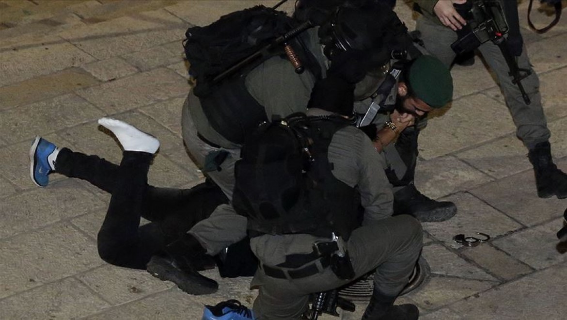 İsrail güçleri gece baskınlarında 23 Filistinliyi gözaltına aldı