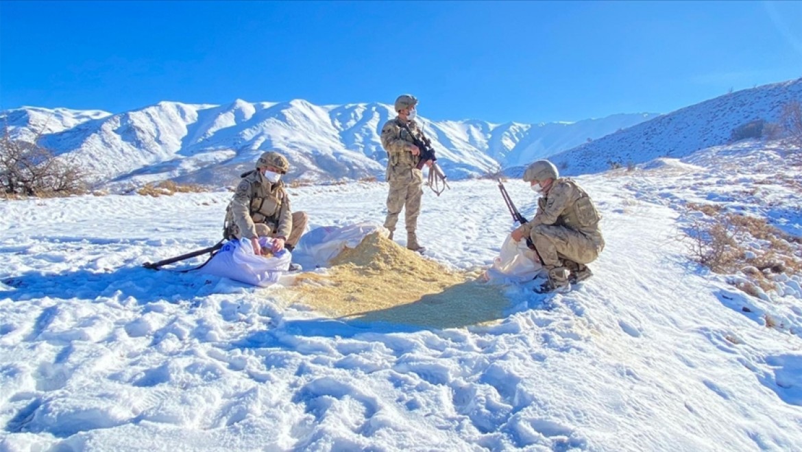 Elazığ'da jandarma ekipleri yaban hayvanlarına yem bıraktı
