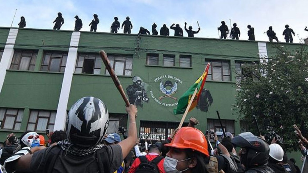 Bolivya'da bazı polisler protestoculara katıldı