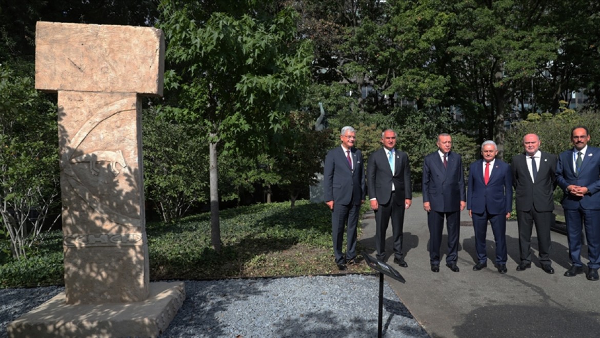 Cumhurbaşkanı Erdoğan, BM bahçesinde sergilenen Göbeklitepe dikilitaş replikasını ziyaret etti