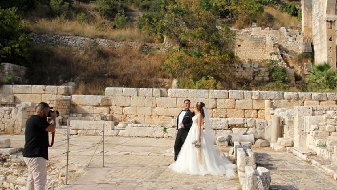Mersin'deki antik kent yeni evlenen çiftlere doğal fotoğraf stüdyosu oldu