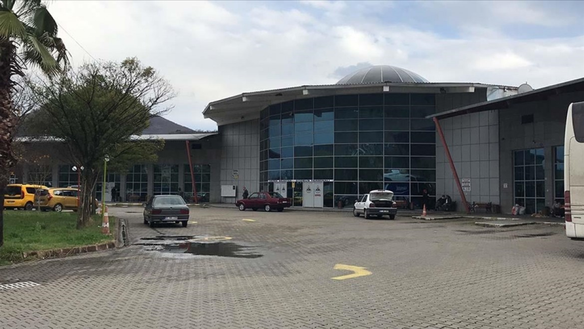Zonguldak'ta fırtınanın etkisiyle otobüs terminalinin asma tavanı çöktü