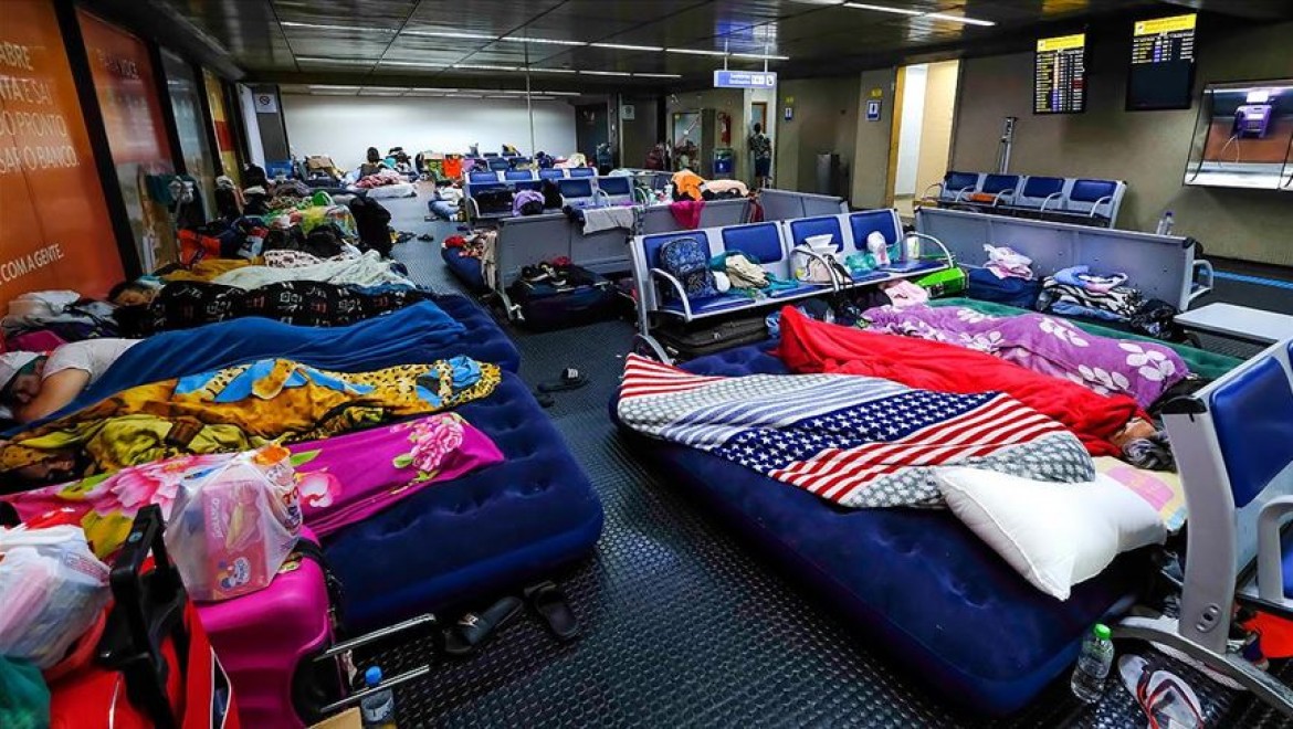 Parasızlıktan Brezilya'da mahsur kalan 200'den fazla Kolombiyalı havalimanında kamp kurdu