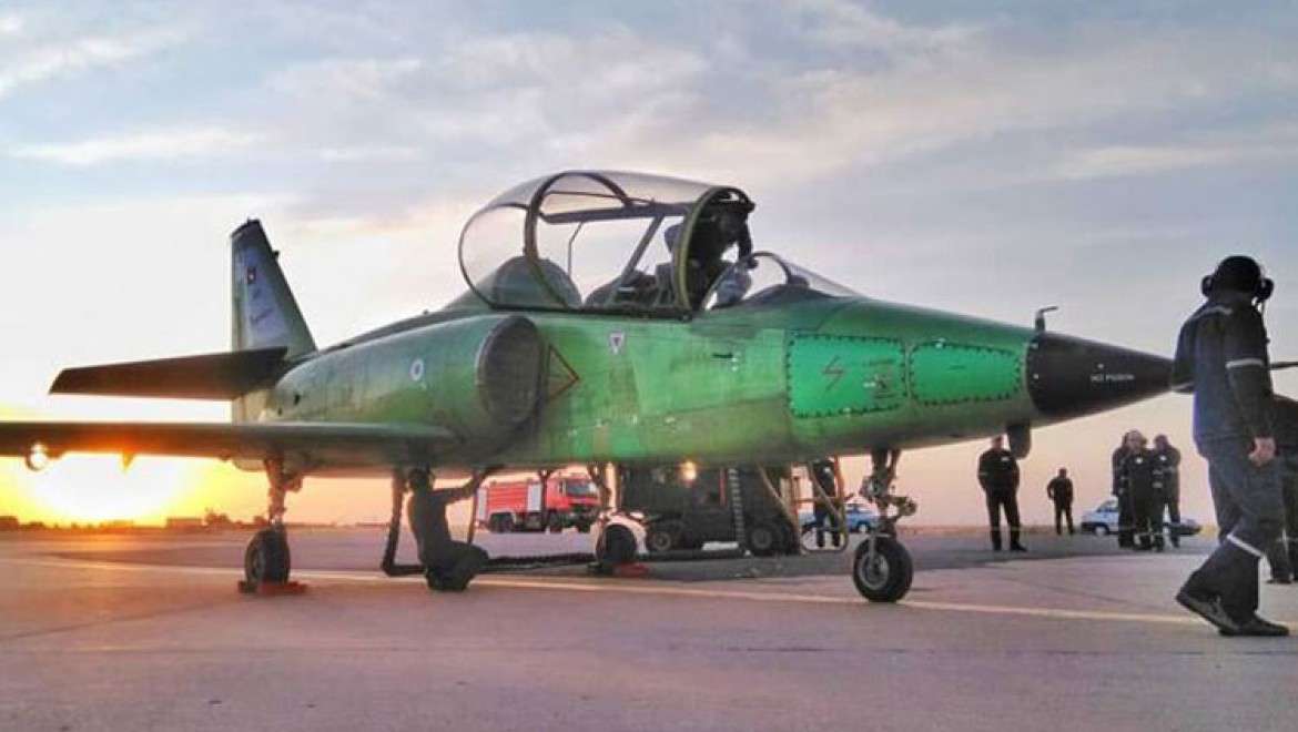 İran 'yerli üretim' askeri eğitim uçağını tanıttı
