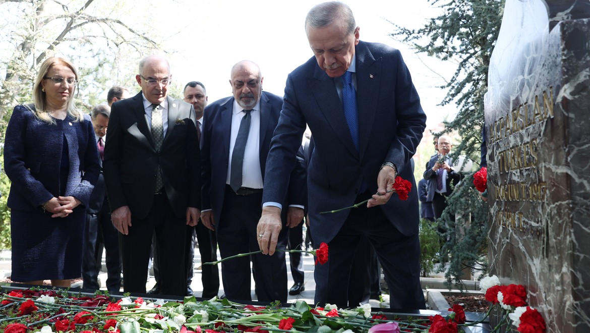 Erdoğan Türkeş'in mezarını ziyaret etti