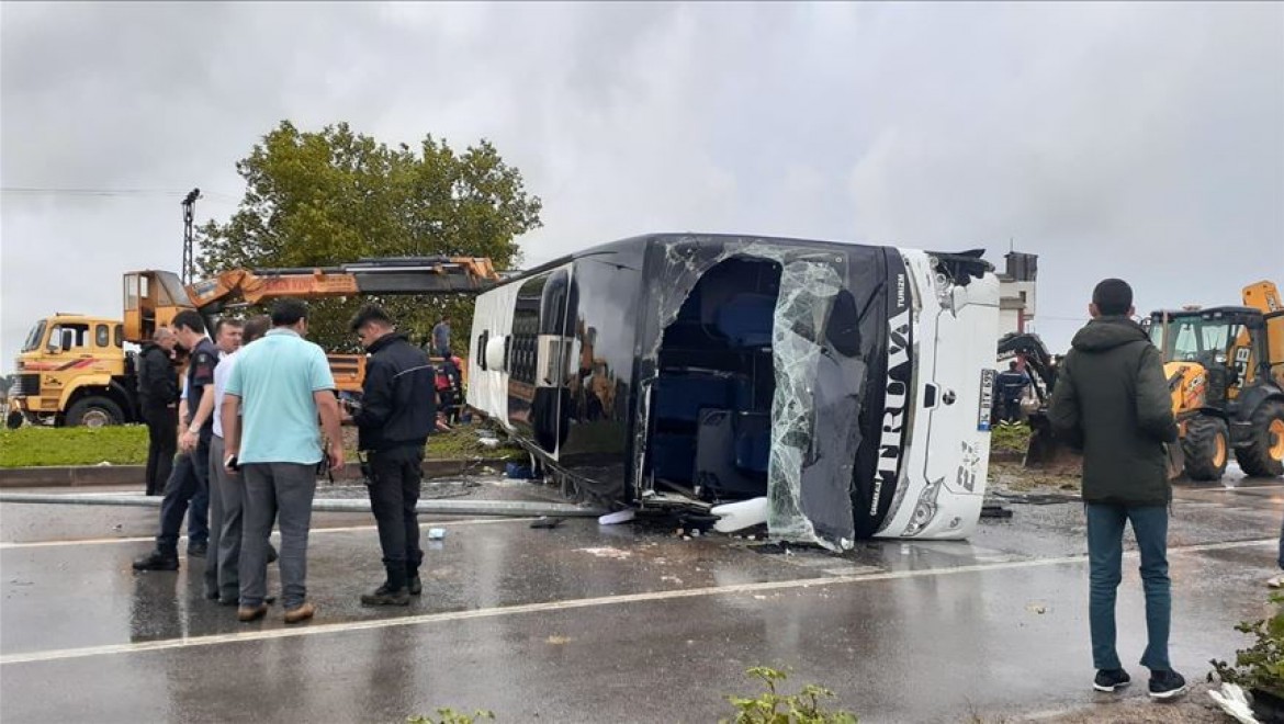 Çanakkale'de yolcu otobüsü devrildi