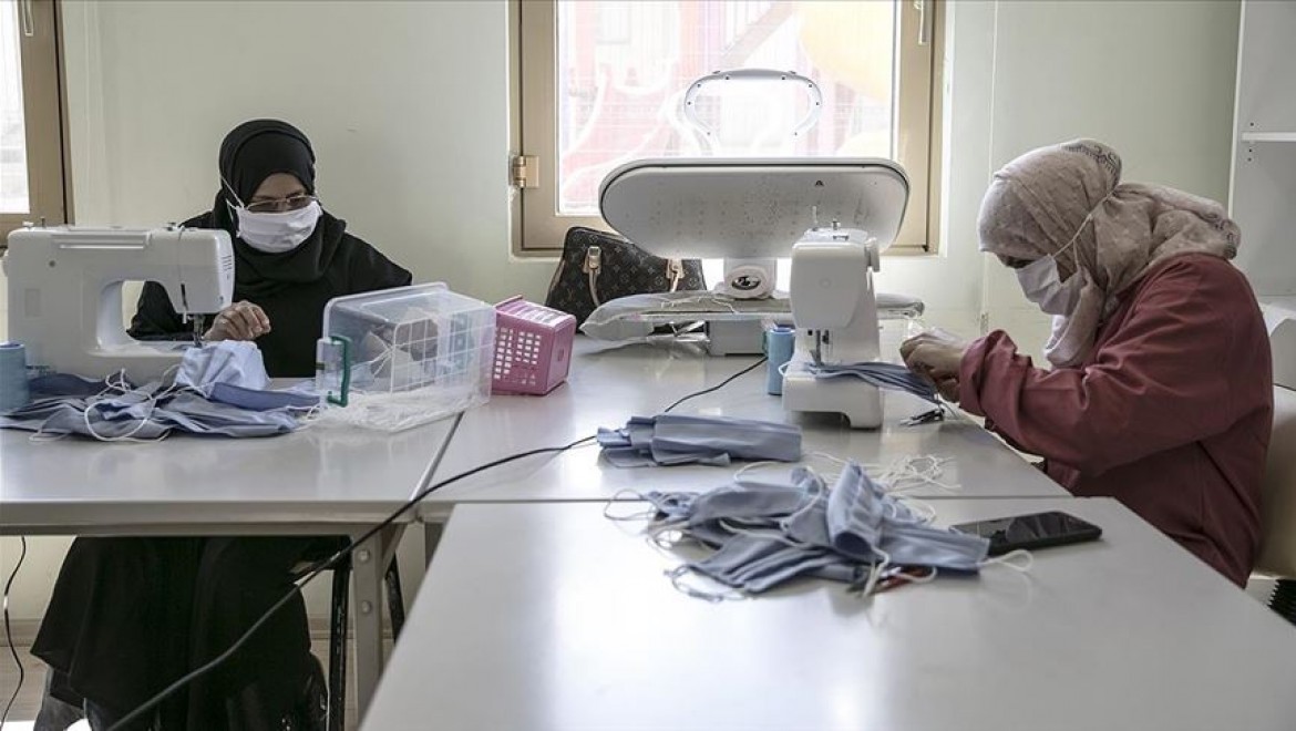 Suriyeli yetim annelerinden sağlık çalışanları için yıkanabilir maske
