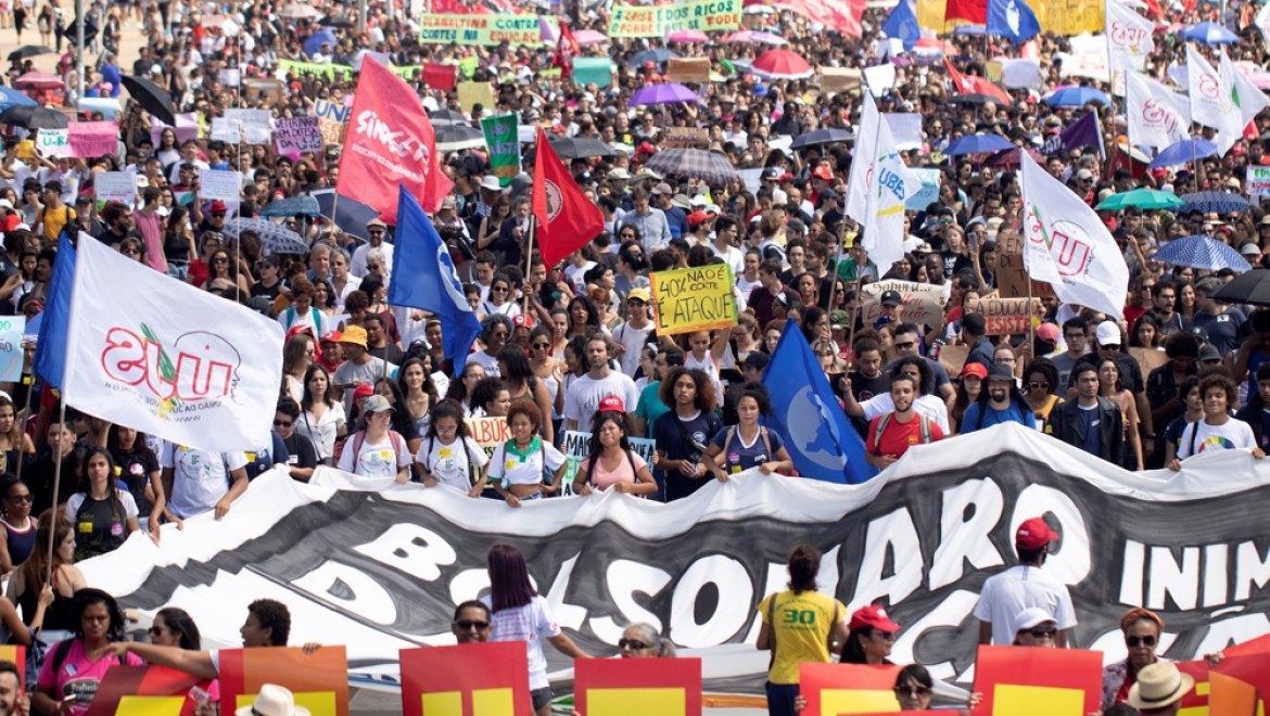 Brezilya'da öğrenci ve öğretmenler sokağa indi