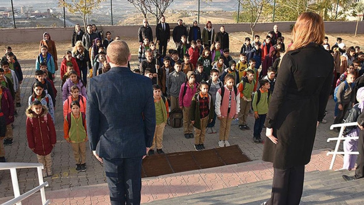 YPG/PKK'lı teröristlerin katlettiği Ayşenur öğretmen Şırnak'taki okullarda törenle anıldı