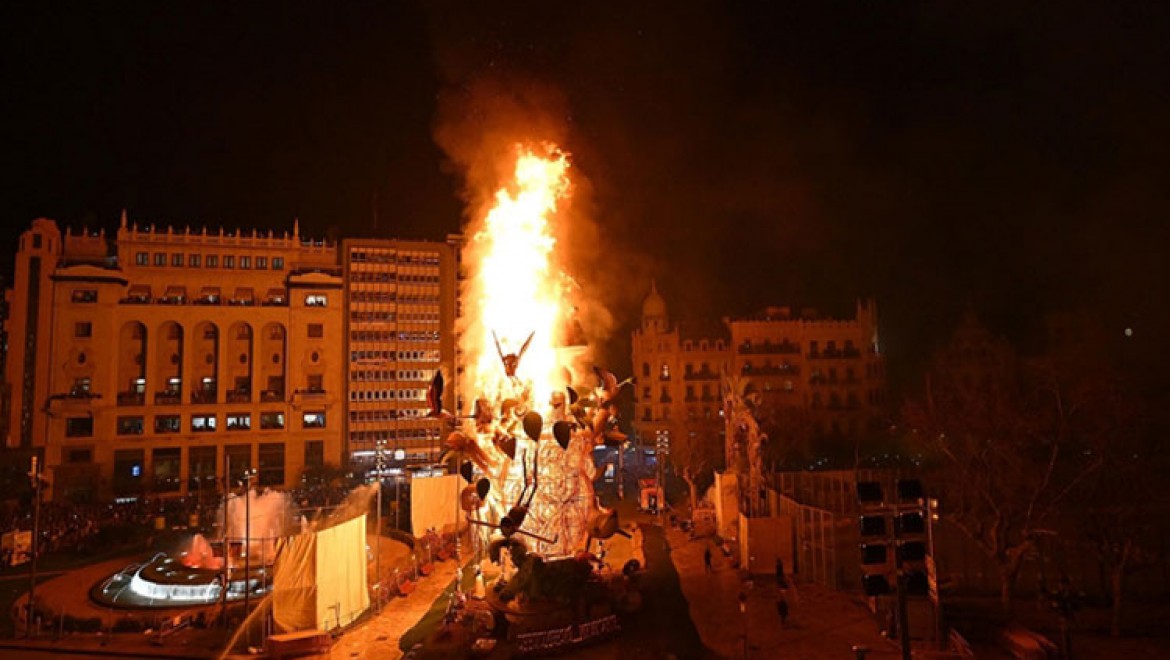 Valensiya'nın Las Fallas festivali dev tahta kuklaların yakılmasıyla sona erdi