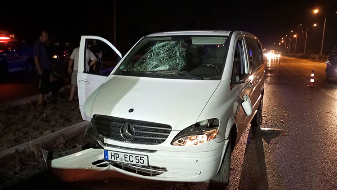 Samsun'da minibüsün çarptığı otomobildeki 2 kişi yaralandı