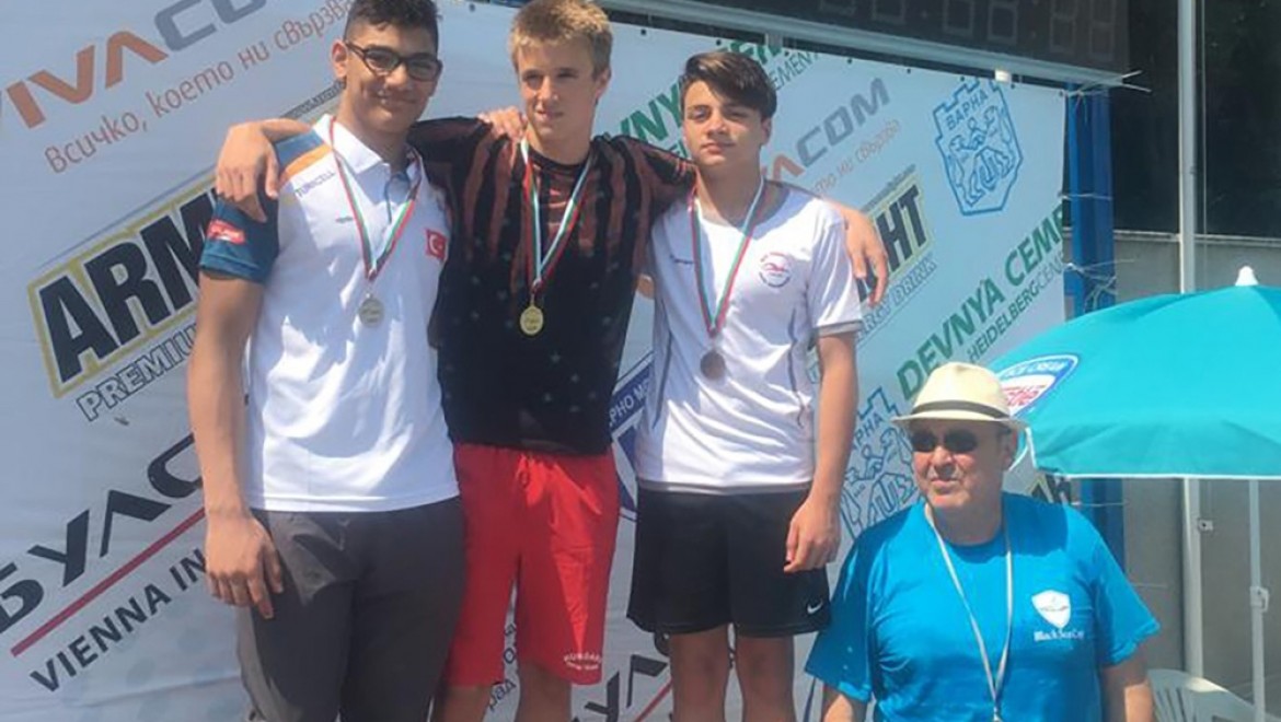 Milli yüzücü Kaan Kara'dan Bulgaristan'da büyük başarı