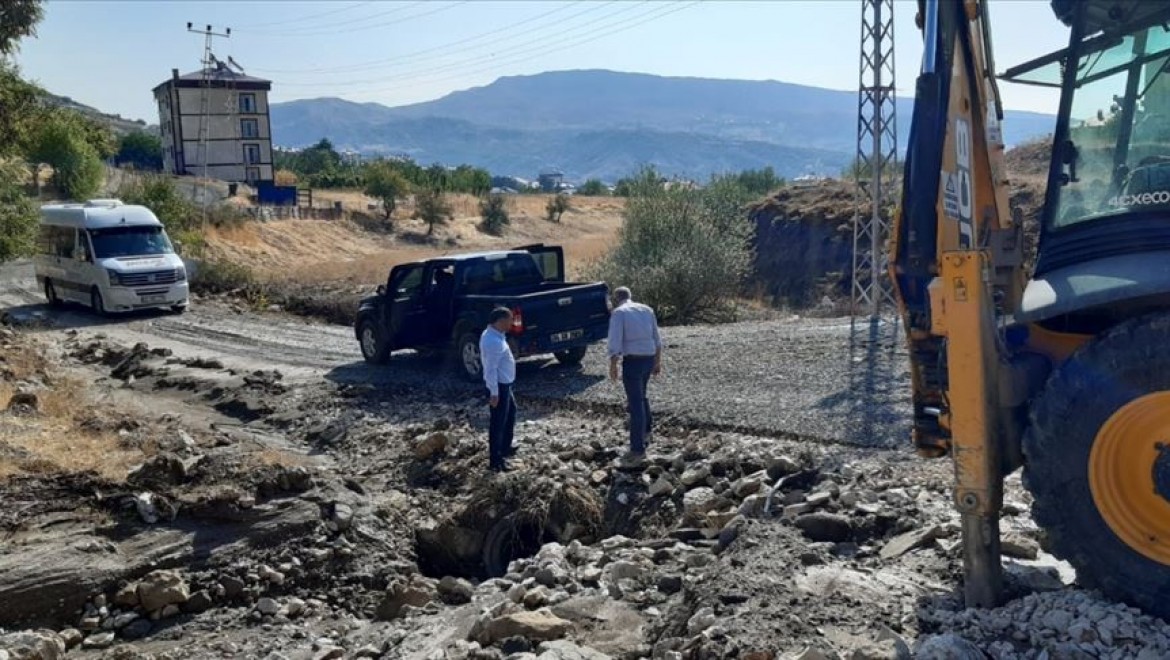 Tunceli'nin Hozat ilçesinde şiddetli sağanak taşkına neden oldu