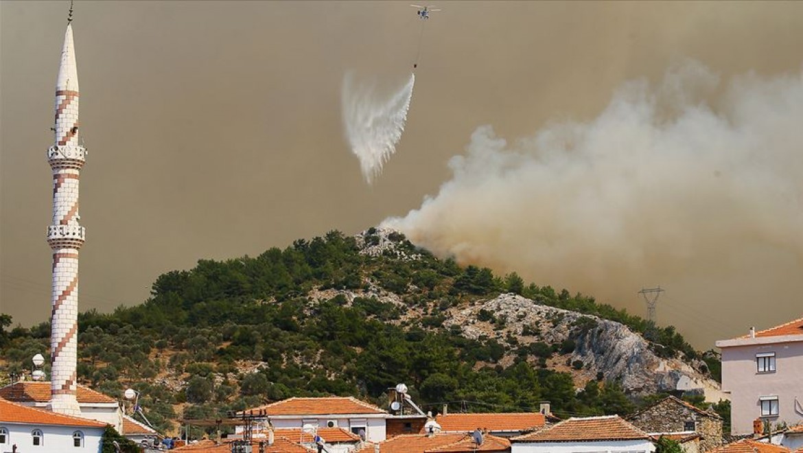 İzmir'deki orman yangını Menderes ve Seferihisar ilçelerine sıçradı