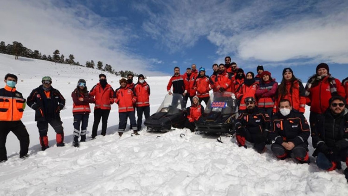 Sağlık ordusunun Kars'taki kar motorlu melekleri kurtarma görevlerine hazır