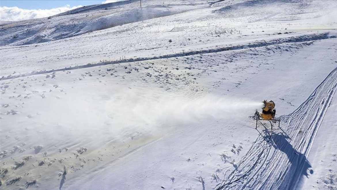 Erciyes Dağı'nda 45 bin metreküp yapay kar üretildi