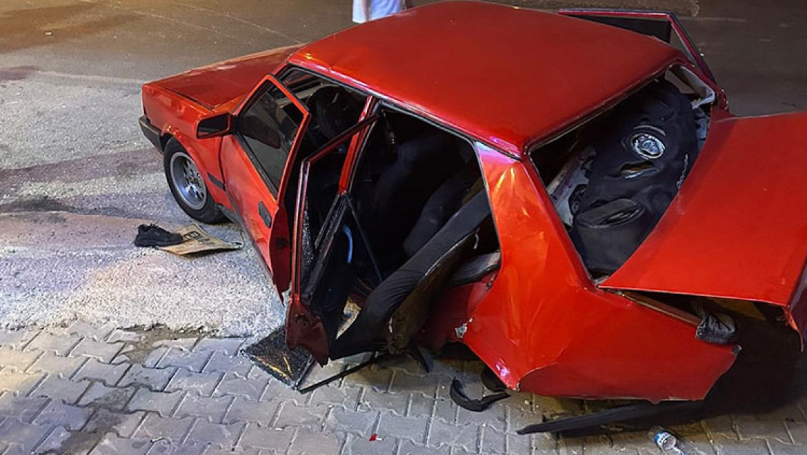 Mersin'de iki otomobilin çarpışması sonucu 2 kişi öldü, 4 kişi yaralandı