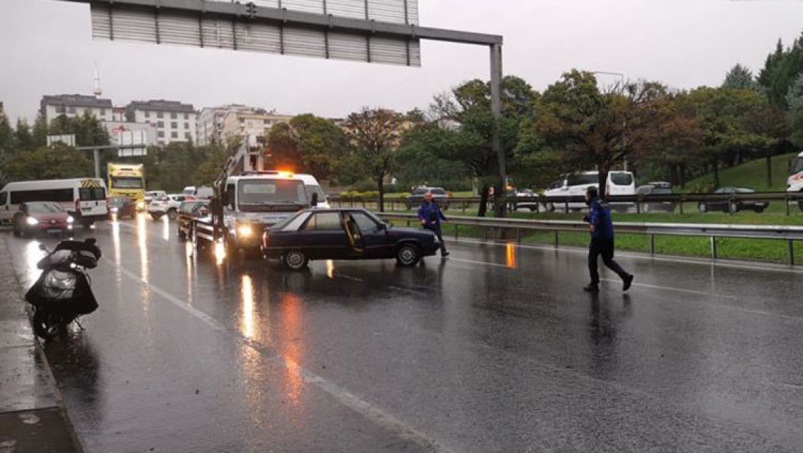 Kocaeli'de sağanak D-100 kara yolu İstanbul istikametinde ulaşımı aksattı