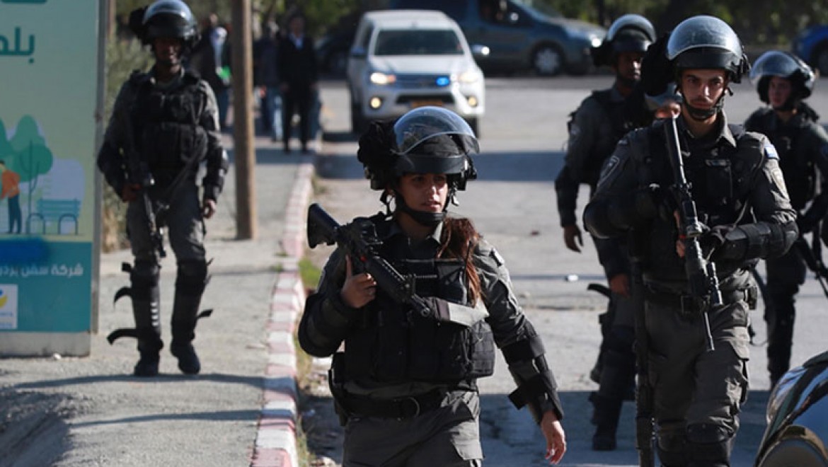 İsrail askerleri Batı Şeria'da 24 Filistinliyi gözaltına aldı