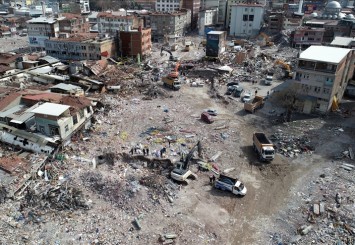 Malatya'da depremde yıkılan binaların enkazını kaldırma çalışmaları sürüyor