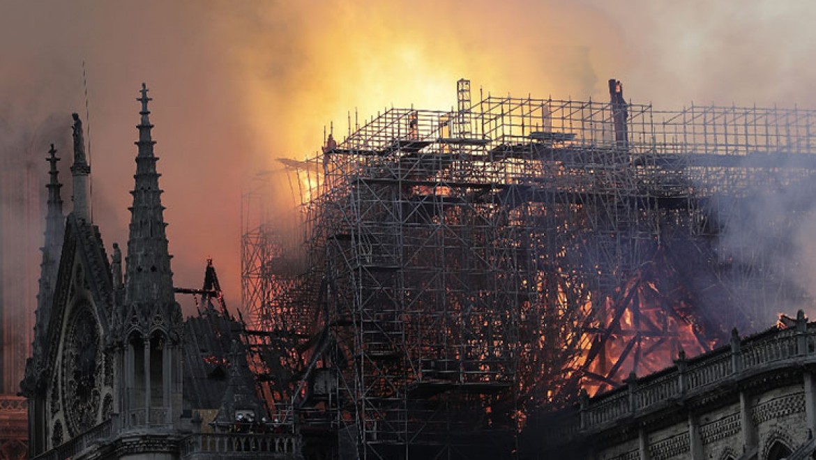 Macron'dan Notre Dame Katedrali'ni yeniden inşa etme sözü