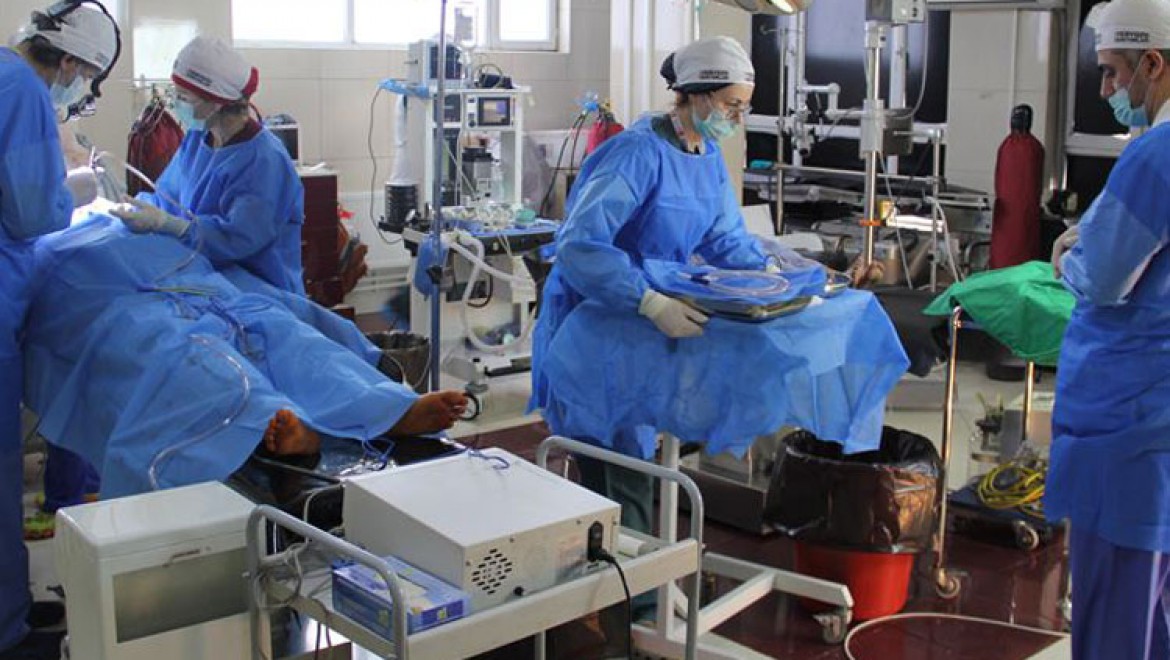 Türk doktorlardan Afganistan'da 100 hastaya kulak burun boğaz ameliyatı
