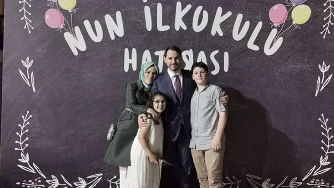 Bakan Albayrak aile fotoğrafı paylaştı