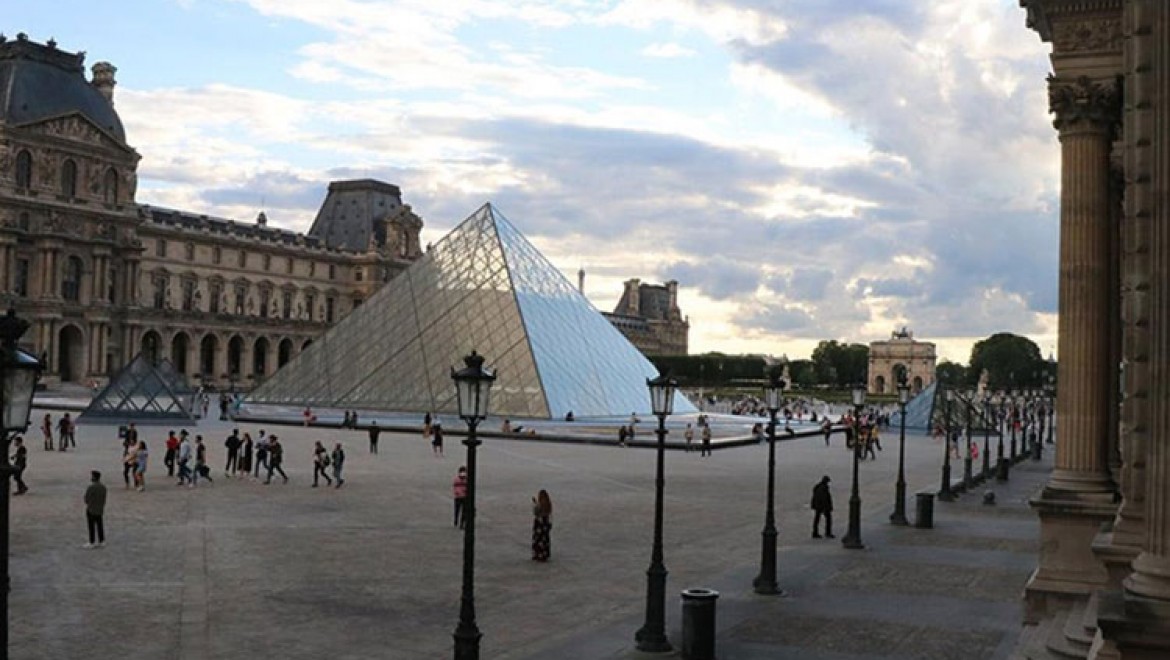 Paris'te kültür sektörü çalışanları Louvre Müzesi'nin girişlerini kapattı